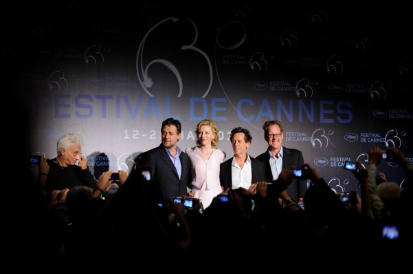 Skådespelarna Russell Crowe (t.v), Cate Blanchett (mitten) och producenten Brian Grazer på filmfestivalen i Cannes, Frankrike den 12 maj. (Foto: AFP/Anne-Christine Poujoulat)