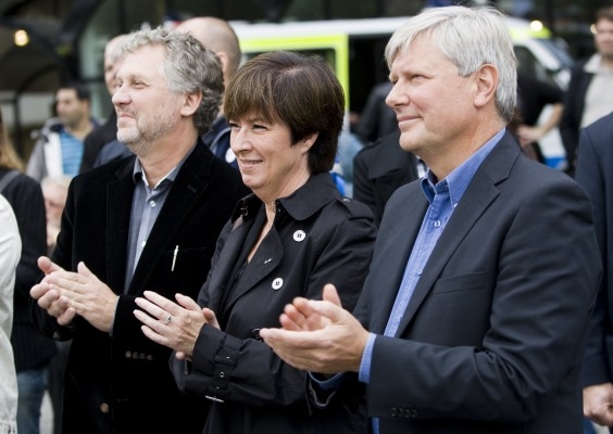 Socialdemokraternas partiledare  Mona Sahlin (m), Vänsterpartiets Lars Ohly (t.h) och Miljöpartiets Peter Eriksson (t.v) under en gemensam valmanifest. Partierna har bildat en rödgrön allians. (Foto: AFP/Jonathan Nackstrand) 