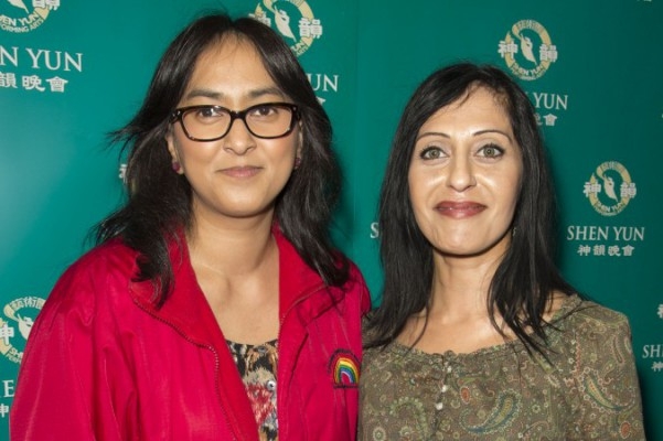 Rektor Sofina Islam och vicerektor Siqa Raja, Stanton Bridge grundskola i Coventry kom med trettio elever till Shen Yuns matinéföreställning på Birmingham ICC den 29 mars. (Foto: Simon Gross /NTD Television)
