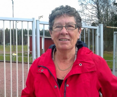Birgitta Lundh, 66, butiksbiträde, Aneby, Sverige. <p> Det kanske inte andra skulle ha sagt, men vad gäller hur jag själv tycker så har jag förändrats rätt mycket på sista tiden. Min man dog nyligen och då flyttade jag till en liten kommun där jag inte känner någon. För att skapa kontakt med andra och lära känna nya människor har jag börjat lära mig en massa nya saker som jag inte skulle gjort tidigare. Jag har börjat på vattengympa, line dans, och snart ska jag lära mig spela boule. Tidigare gjorde jag allt tillsammans med min man, men nu behöver jag skaffa mig nya vänner.

