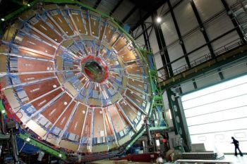 Världens största supraledande solenoidmagnet, en del av partikelacceleratorn i Genève, Schweiz. (Foto: Fabrice Coffrini/AFP/Getty Images)