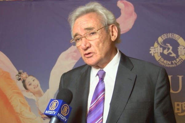 Radiopersonligheten Luis del Olmo talar om Shen Yun Performing Arts i Barcelonas National Theatre den 9 april. (Med tillstånd av NTD Television)