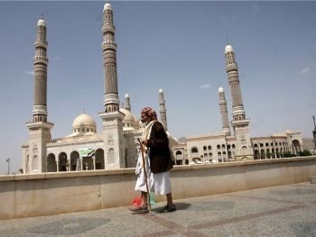 En jemenitisk man går förbi al-Saleh moskén i huvudstaden Sanaa den 26 augusti 2011. (Foto: Mohammed Huwais/AFP/Getty Images)