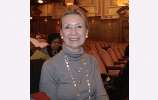 Pamela Dittmer McKuen, journalist, skribent, redaktör, professor, frilansskribent för Chicago Tribune och författare till "Expressionista: How to Find Your True Self Through (and Despite) Fashion” (ungefär Expressionist: Hur du hittar ditt sanna jag genom (och trots) mode), såg föreställningen tillsammans med sin man Arnold Shifrin på Shen Yuns premiärkväll den 2 april i Chicago, USA. (Foto: Catherine Wen/Epoch Times)