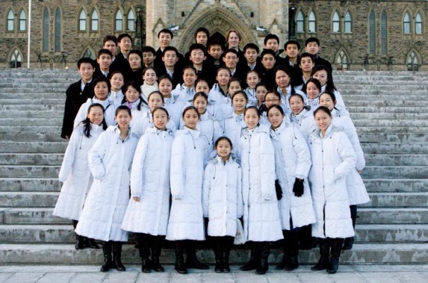 Shen Yun-artister poserar på trappan till Parliament Hill i Ottawa tisdagen den 12 januari, dagen för det första sabotaget mot deras buss. (Foto: Samira Bouaou / The Epoch Times)