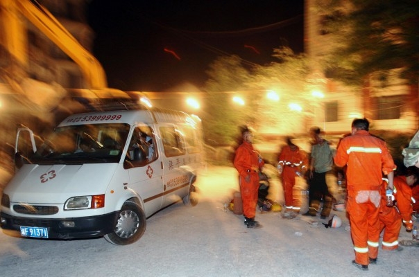 Kinesiska räddningspersonal söker efter överlevare vid en de grundskolorna där fyra skolbarn dog och flera skadades, när delar av byggnaden rasade samman i Chongqing den 12 maj. (Foto: AFP /Getty Imgages)
