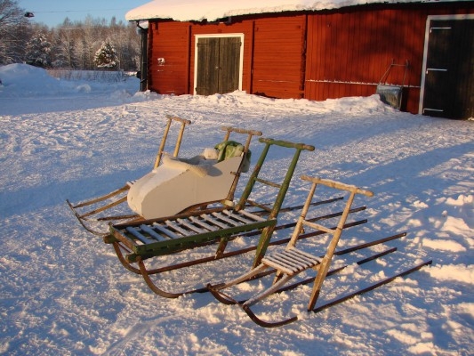 Sparkåkning är fortfarande populärt. På bilden syns fyra gamla sparkar som används flitigt. Från vänster en Orsaspark, sedan en med sparklåda på, vedsparken kommer från tidigt 1900-tal och närmast står en liten barnspark. (Foto: Eva Sagerfors/Epoch Times)
