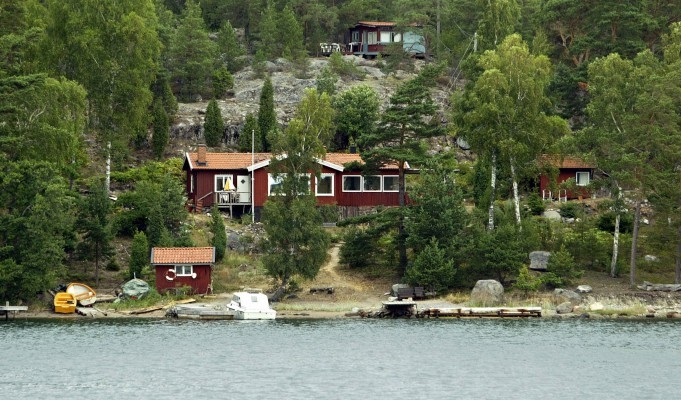Genom den vackra miljön i Stockholms skärgård, tar sig fartygen ut till Östersjön. (Foto: Sven Nackstrand, AFP)