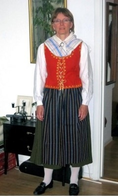 Agneta Fritz, 49 år, pianolärare, Simrishamn, Sverige <p>Folkdräkten, då menar jag sockendräkten, den representerar inte det moderna Sverige. De kommer fram på midsommaren och andra viktiga högtider. Med dräkten visar man tillhörighet eftersom de representerar olika regioner. Jag bor i Skåne, min dräkt är Kindadräkten från Östergötland efter min farmor.
