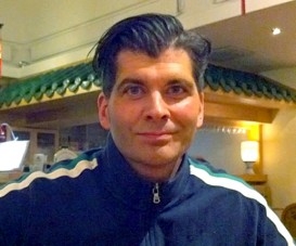 Samuel Jakobsson, 39, caféägare, Huskvarna, Sverige.<p>I Sverige har vi inte euro. Med tanke på turbulensen i andra Europeiska länder tycker jag att det är bra att vi har vår egen valuta. Den fallande ekonomin i några länder påverkar alla andra europeiska länder till viss del, även oss. Det är mitt spontana svar på det.
