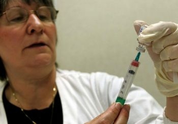 Tiomersal används som konserveringsmedel i vaccinationsflaskor som innehåller flera doser. (Tim Boyle/Getty Images)