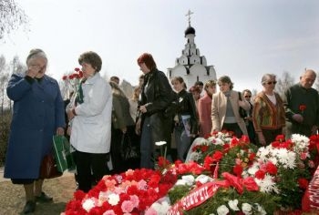 När reaktorn i kärnkraftverket i Tjernobyl exploderade 26 april 1986 ledde det till världens värsta civila kärnkraftskatastrof och många människor insjuknade i cancer. På bilden ser vi ukrainska barn som väntar på att få behandling för cancer på en mottagning 2010.(Foto: AFP/Adalberto Roque) 