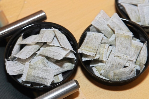 På bilden ser vi  svensktillverkat nikotinfritt portionssnus.(Foto: AFP/Sven Nackstrand)