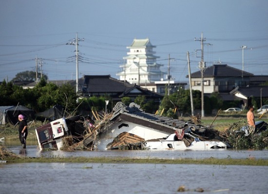 Hus och bilar har spolats bort vid översvämningarna i den japanska staden Josi. Bilden tagen den 11 september när vattnet börjat dra sig tillbaka. Foto: Jiji Press/Getty Image