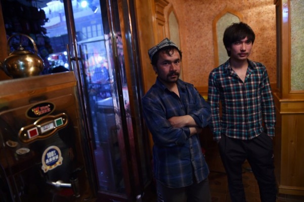 Två uiguriska män i en restaurang i Hotan, Xinjianregionen, Kina, den 15 april 2015. (Greg Baker/AFP/Getty Images)