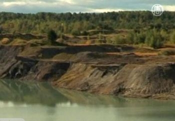 Det finns fortfarande ett stort hot om att det förgiftade vattnet kan strömma in i närliggande sjöar eftersom det kemiska avfallet i Dombrovskyreservoaren skadar den damm som skiljer det giftiga området från grundvattnet. (Foto: NTD Television)
