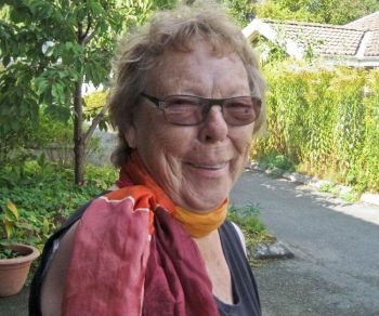 Ulla Wall, 76, pensionerad skolkurator, Brösarp, Sverige. - Jag tycker att medierna skapar ett intryck av att svininfluensan skulle vara mer smittsam än vad den i själva verket är. Vaccinet är inte heller särskilt beprövat än. Om man ombesörjer god handhygien och undviker folksamlingar, så kommer det att gå bra. Jag som pensionär borde gå och ta det vanliga vaccinet mot lunginflammationen istället. Det är de som är yngre, som kommer i kontakt med fler människor som borde ta svininfluensavaccinet. (Foton: Epoch Times)
