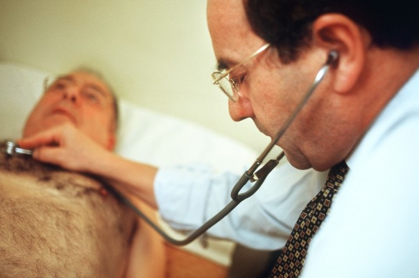 Läkarens alkoholvanor styr råden till patienten, enligt en ny avhandling. Personerna på bilden har ingen koppling med artikeln. (Foto: AFP/ Marc Le Chelard.)