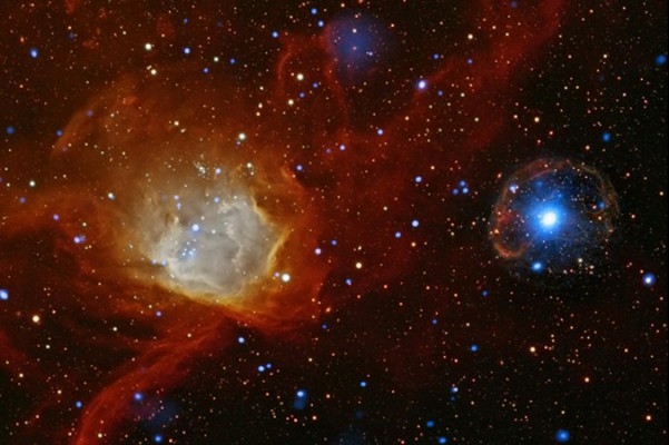 Till höger på bilden syns en pulsar, SXP 1062 – den starka vita ljuspunkten med det diffusa, blå skenet. (Nasa/CXC/Univ. of Potsdam/L. Oskinova et al.)
