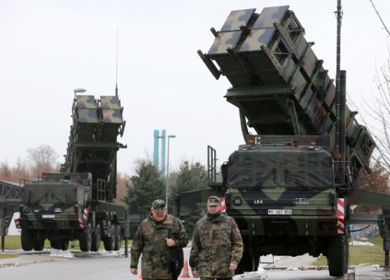 Luftvärnssoldater passerar två avfyrningsramper för patriotmissiler i Bad Suelze, norra Tyskland den 4 december 2012. (Foto: Bernd Wustneck/AFP/Getty Images)
