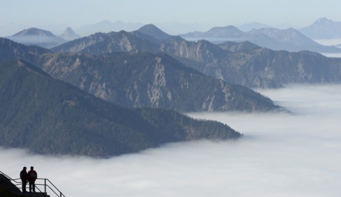


Vandrare njuter av utsikten vid berget Wendelstein i sydtyska alperna. Foto: Christof Stache/AFP/Getty Images                                                                                                                                                