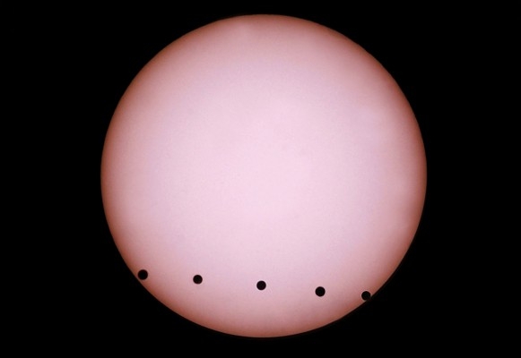 Bilden är tagen med flera exponeringar i München och visar fem olika faser då planeten Venus passerade över solen, den 8 juni 2004. Cirka fem miljarder människor runt om i världen kunde, då vädret tillät det se synen, som varade under drygt sex timmar. (Foto: Joerg Koch/ AFP/ DDP )