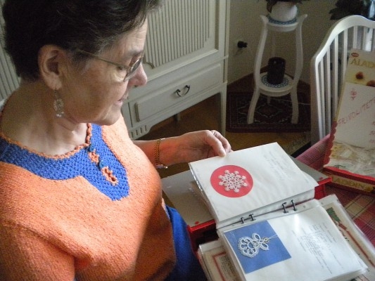 Vera Bengtsson visar vilka julkort hon tillverkat till 80-talet av sina vänner varje år. (Foto: Veronica Örfelth/Epoch Times)
