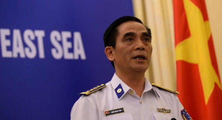 Ngoc Ngoc Thu, biträdande chef för den vietnamesiska kustbevakningen talar om spänningarna mellan Kina och Vietnam vid en presskonferens i Hanoi det 5 juni. I onsdags meddelade Kina att man flyttar sin kontroversiella oljerigg från vattnen mellan Vietnam och Paracelöarna. (Foto: Hoang Dinh Nam/AFP/Getty Images)