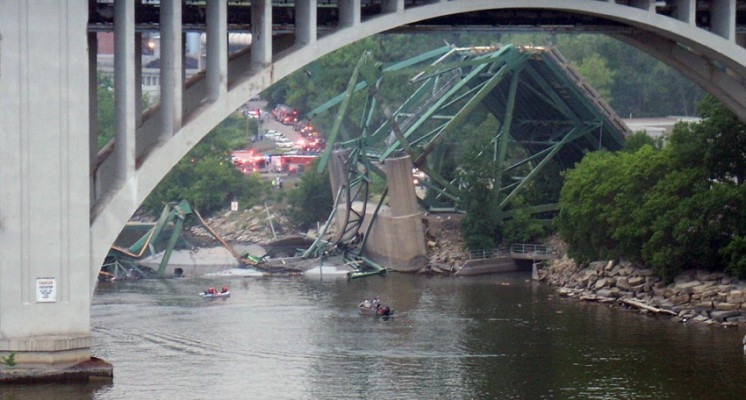 Räddningsbåtar och akutfordon kommer till platsen för den kollapsade bron i Minneapolis. (Foto: AFP/Rod Johnson)
