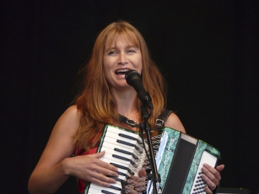 Jenny Shaub, sång, dragspel och tinwhistle
