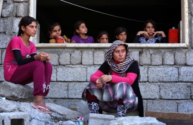 Kvinnor ur folkgruppen yazidier som flytt från Sinjarområdet i norra Irak, sitter vid en skola i den kurdiska staden Dohuk den 5 augusti. (Foto:Safin Hamed/AFP/Getty Images)