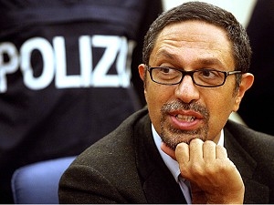 Den allmänne åklagaren Domenico Gozzo på en presskonferens i Palermos polishögkvarter efter att ha arresterat fem höga maffialedare, personer som stött maffialedaren Salvatore Lo Piccolo under perioden då han gömde sig. Han har utfärdat arresteringsordrar på ytterligare 70 misstänkta gangstrar i Italien. (Marcello Paternostro/AFP/Getty Images)
