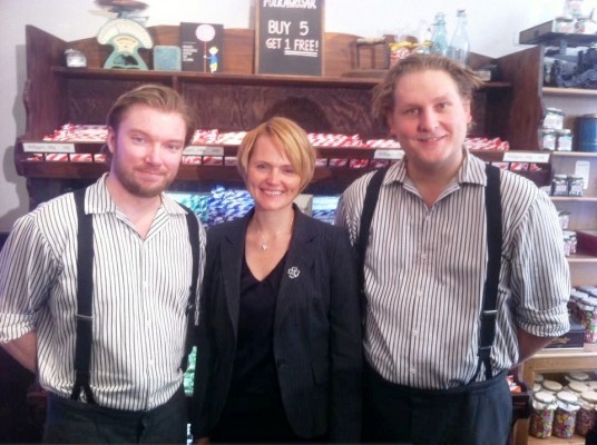 De två butiksägarna Jonas och Damo tillsammans med IT- och energiminister Anna-Karin Hatt som var med och sparkade igång projektet på onsdagförmiddag. (Bilden publiceras med tillåtelse från Gamla Stans Polkagriskokeri AB)
