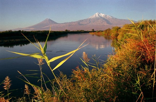 
Det finns teorier om att Noas ark kan ha strandat på berget Ararat i det som i dag är östra Turkiet, och att det finns rester av farkosten inbäddade i berget. (Foto: AFP)                                            