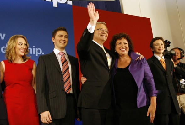 Labours ledare Kevin Rudd tillsammans med sin fru Therese Rein, omgivna av dottern Jessica och sönerna Nicholas och Marcus efter valsegern i hans hemstad Brisbane den 24 november 2007. (Foto:APF/Torsten Blackwood)
