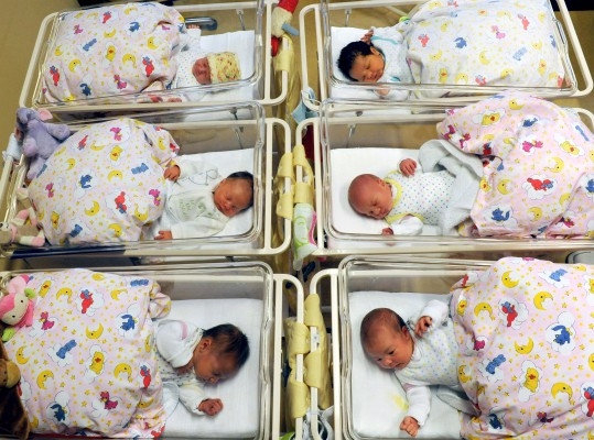 Hög födelsevikt ökar risken för att bli överviktig i vuxen ålder. Men även i nästa generation ökar risken för övervikt och fetma. (Foto: AFP/DPA Waltraud Grubitzsh)