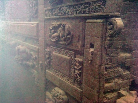 Den forntida staden Shi Cheng under sjön Qiandaoi Zhejiangprovinsen i Kina.