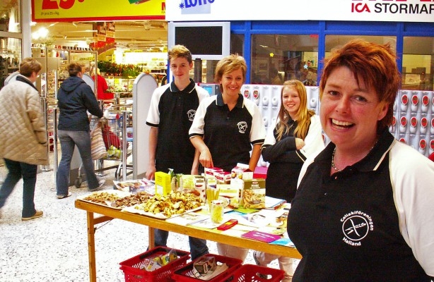 Susanne Grave, i förgrunden, från Celkiakiföreningen i Halland informerade Mellbystrandsborna vid 2014 års celiaki-dag, om glutenintolerans tillsammans med sonen Alexander och dottern Michaela. Mellan dem Anna Widing. (Foto: Hans Bengtsson/Epoch Times)