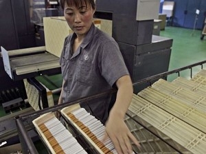 En arbetare inspekterar cigaretter i Yanans cigarettfabrik i Shaanxiprovinsen. I Kina lever en fjärdedel av världens rökare och landet är världens största producent och konsument av tobak. Det uppskattas att Kina har 320 miljoner rökare, det vill säga runt 36 procent av befolkningen. (China Photos/Getty Images)
