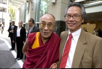 Hans helighet Dalai lama och Victor Chan, medgrundare av Dalai lamas Center för fred och utbildning, är värdar för kommande Vancouver Peace Summit med tema: Nobelpristagare i dialog.
