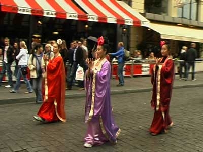 Hovdamer från Tang-dynastin. Främst går Angela Wang. (Foton: Tobias Elvhage, NTDTV)
