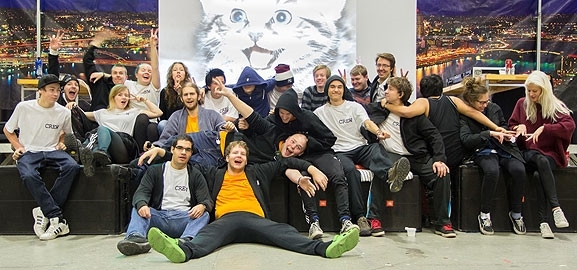 På bilden funktionärer från spelfestivalen Frostbyte i Umeå 2013. Nu behövs en spelprogrammerarutbildning i staden, menar Dataspelsbranschen. Foto: Privat
