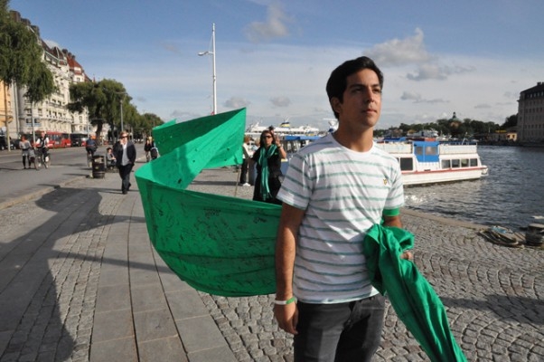 På banderollen finns ett otal namnunderskrifter, samt en uppmaning till världen: ”AHMADINEJAD ÄR INTE IRANS LEGITIMA PRESIDENT” (Foto: Jens Almroth/Epoch Times)
