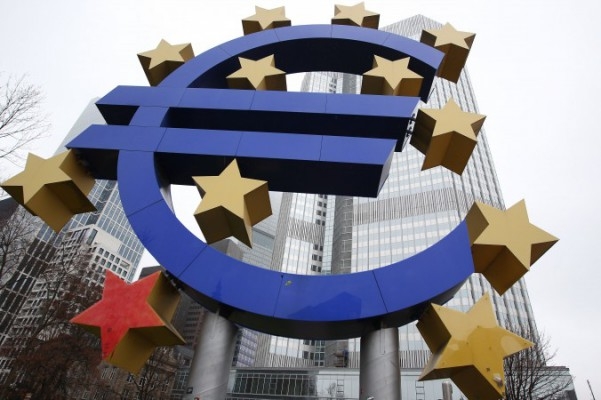 Konstverket med eurotecknet framför byggnaden som tidigare inrymde högkvarteret för Europeiska centralbanken i Frankfurt, Tyskland. (Foto: Daniel Roland/AFP/Getty Images)