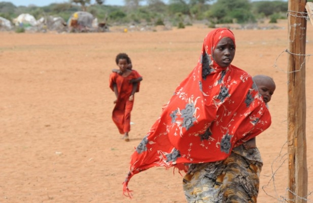 Svälten ökar globalt. I Somalia drivs många tusen människor samman i stora flyktingläger på grund av inbördeskrig och svårigheter att finna mat. Kvinnan är på väg med sina barn till det överfyllda Daadablägret.(Foto: AFP)