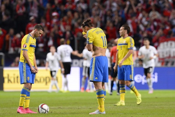 Markus Berg och Zlatan Ibrahimovic deppar efter Österrikes andra mål i EM-kvalet på Friends Arena. Foto: Jonathan Nackstrand /AFP/Getty Images