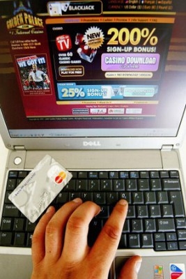 SPEL ONLINE: Typiska onlinespelare är yngre, skickliga internetanvändare som litar på internet, använder nätet frekvent och är mer benägna att prova nya saker visar en studie. (Graeme Robertson/Getty Images)