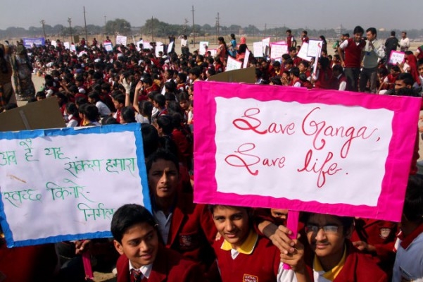 Indiska skolbarn håller upp plakat under en demonstration för den förorenade floden Ganges den 3 december 2012. Efter att ha spenderat över 800 miljoner dollar under 28 år för att rensa floden Ganges har den indiska premiärministerns kansli till sist beordrat miljöministeriet att utarbeta ett lagförslag för att skydda och bevara dess fria vattenflöde (Foto: STR/AFP/Getty Images)