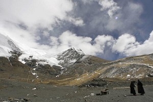 Två tibetanska kvinnor står vid foten av den 7 190 meter höga glaciären Nojing Kangtsang. Trots att smältningen av Tibets glaciärer hotar att få ödesdigra globala konsekvenser så är klimatförändringar ett okänt begrepp för folket i denna region i Himalaya. (Foto: Peter Parks/AFP/Getty Images)