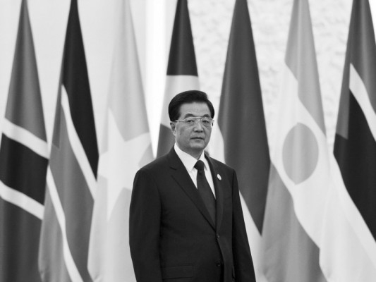 Ledaren för det kinesiska kommunistpartiet, Hu Jintao, kommer till en fotografering i Peking den 19 juli. Hu kommer enligt en partitjänsteman att behålla kontrollen över militären efter att han kliver av posten som partichef nästa år. (Foto: Andy Wong/Getty Images)